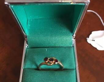 Vintage 9ct Gold Garnet Trilogy Ring