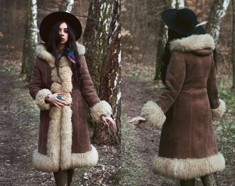 Vintage 1970's hooded sheepskin shearling coat. Shearling Lamb Fur Hippie Folklore Bohemian Trophy Coat. Penny Lane coat.