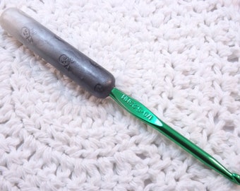 Ergonomic Polymer Clay Covered Crochet Hook Handcrafted Skulls and Crossbones Boye I