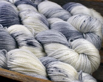 Ghosts - Superwash Merino & Tencel - 333m - 100g - Test Skein
