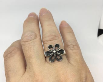 Fun VINTAGE STERLING SILVER .925 Stamped Flower Shaped Ring, Size 7 1/2. Very Rare And Unique Piece That's Sure to get Noticed!