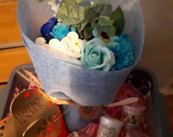 Luxury Valentine's day hamper. Gift. Yankee. Flowers Bath Chocolates