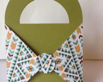 Gift box, green with triangles