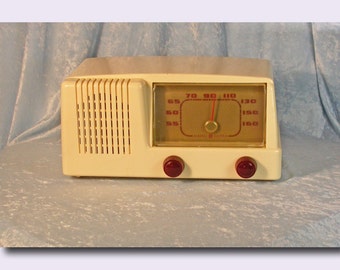 General Electric Model 401 Tube Type Plastic AM Table Radio c. 1951