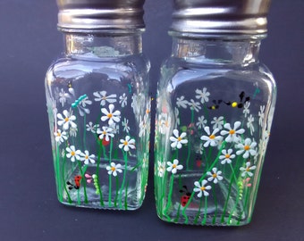 Hand painted salt and pepper shakers, salt and pepper shakers, daisy themed salt and pepper shakers