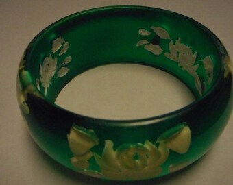 FANTASTIC REVERSE CARVED lucite bracelet green