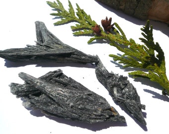 Raw Kyanite Black Kyanite Kyanite crystal Natural kyanite Stone Kyanite 12.8 g Mineral specimens Healing Crystals and Stones