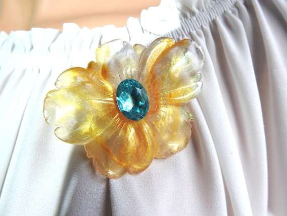 Floral brooch pin