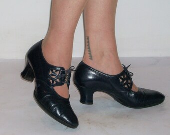 Wonderful 1930s navy day shoes w/art deco cutouts, lace up panel US 8 / UK 6