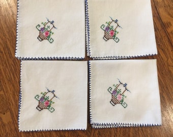 Cross stitch Cloth Napkins, Embroidery, Set of 4 four, Flower Basket, Floral, White cotton napkins, vintage