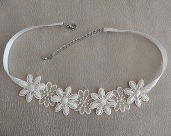 Neck lace and organza flowers