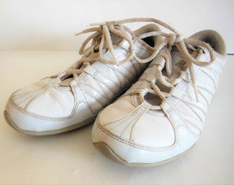 Vintage Nike women's white cheerleading sneakers size 6 1/2