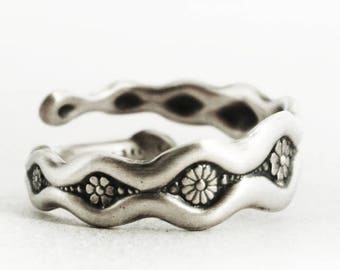 Daisy Ring, Small Spoon Ring, Sterling Silver Spoon Ring, Antique Whiting, Daisy Chain Gift, Silver Flower Ring, Adjustable Ring Size (6721)