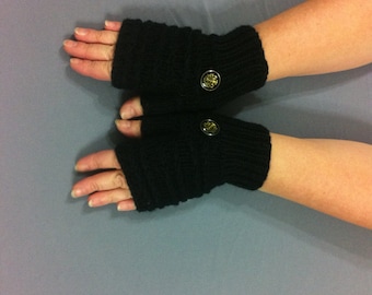 Black fingerless gloves with button