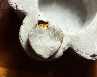 White druzy heart gold dipped electroplated edged. Blue pink flash geode iridescent