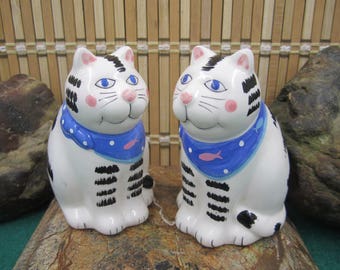 Cute Cat Salt and Pepper shakers
