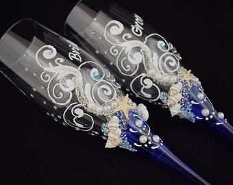 Beach Wedding Glasses Bride and Groom Glasses Royal Blue Glasses Beach Wedding Champagne Toasting Flutes Seashell glasses Set of 2