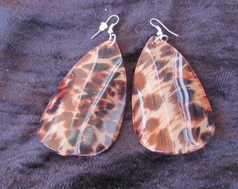 Vintage 80s - Plastic animal print dangling earring