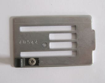 Vintage SINGER 40544 Sewing Machine Part Needle Bobbin Shuttle Cover S6AnE