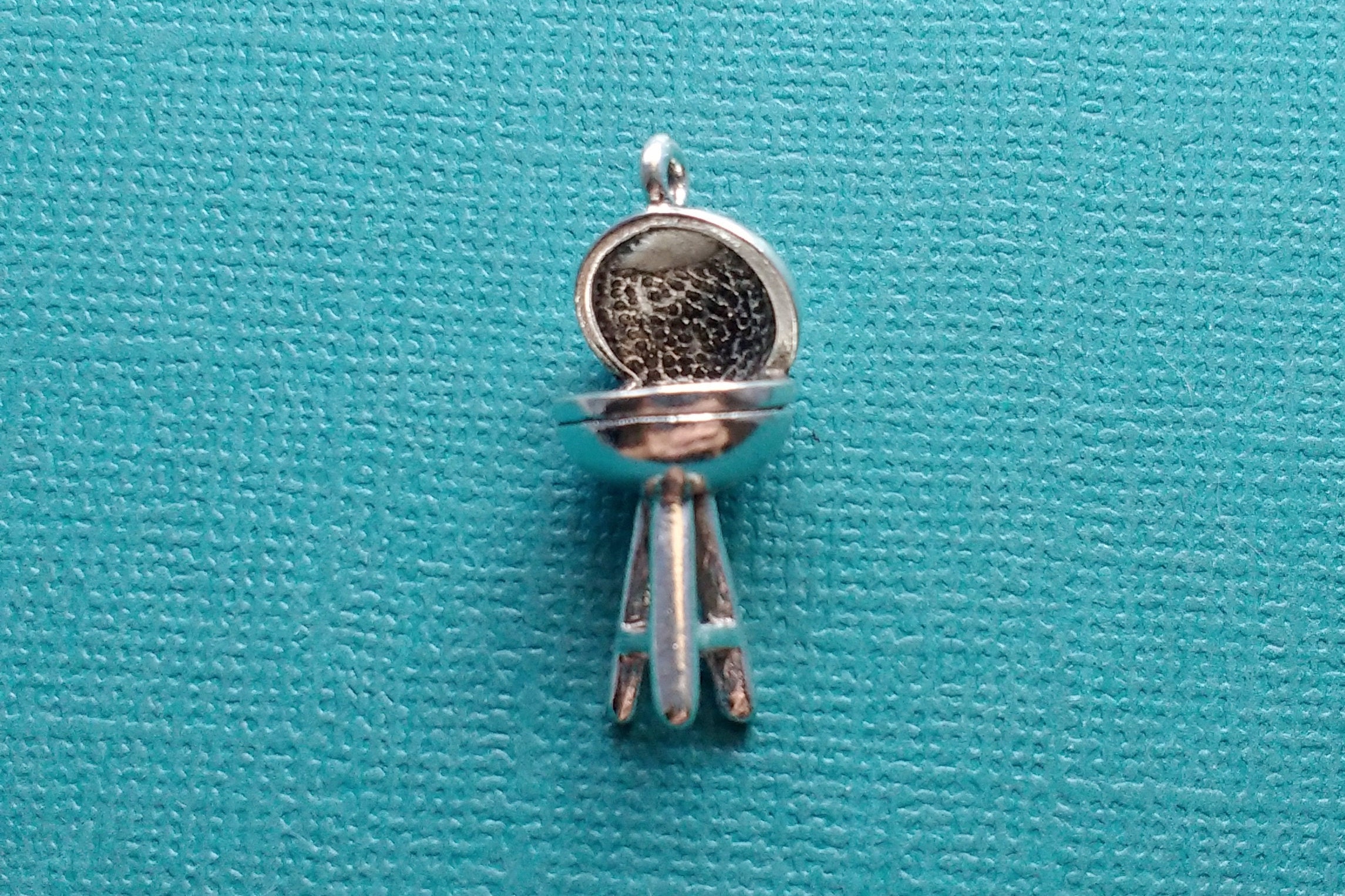 4 BBQ Grill Charms Silver Barbeque Grill Charm CS2896