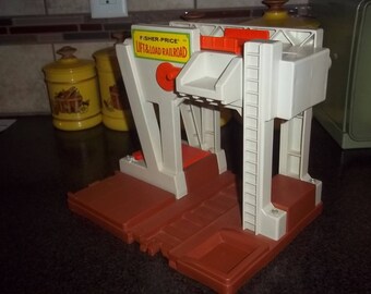 Vintage 1978 Fisher Price #943 Lift and Load Railroad Depot Building