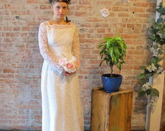 1960s Vintage Lace Wedding Dress and Veil