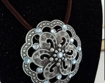 Belt buckle flower necklace