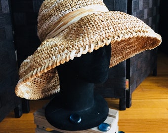 Crocheted hat in 50-year-old raffia/bon ton style hat
