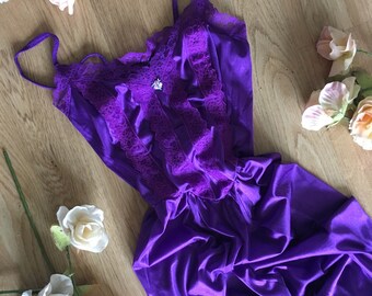 Vintage 60 / 70s Fabulous Jumpsuit Nightwear Nylon with Lace Trim in Vibrant Purple.