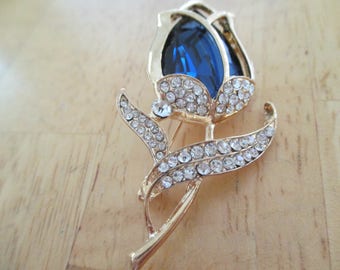 Vintage costume jewelry / rhinestone flower brooch