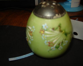 Mount Washington Pairpoint salt shaker egg shape