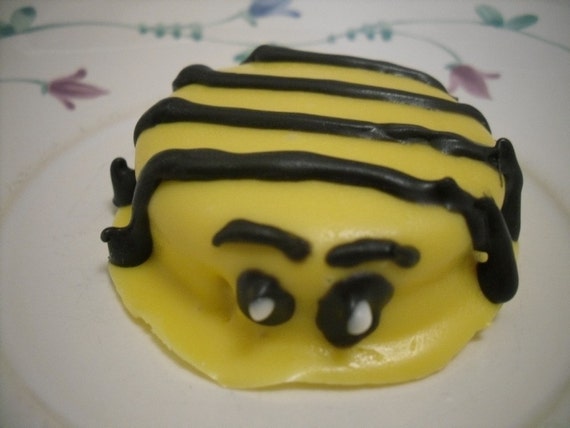 One dozen bee chocolate covered oreos