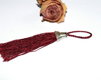 Burgundy cotton tassel twisted 12 cm x 2 cm.