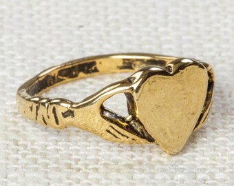 Heart in Hands Vintage Ring Gold US Womens Sizes 7D