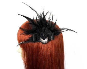 Black headpiece with feathers