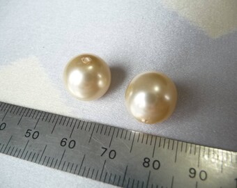 Set of 2 pearl beads 12mm