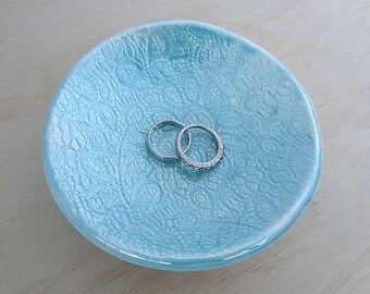 Turquoise ceramic ring dish with pearl luster finish. Porcelain ring holder. Wedding ring pillow, jewellery holder. Round ring dish