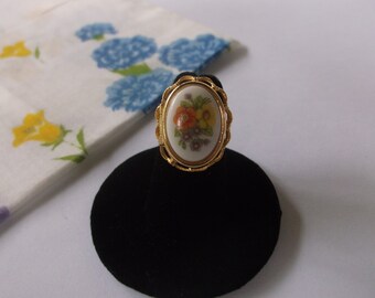 Vintage Porcelain Locket Ring, Size 5.5 Vintage Ring with Porcelain Flowers, Opens up as a photo locket or Poison Ring