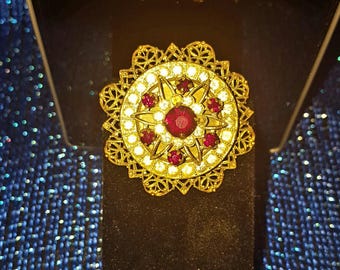 vintage brooch / crystal rhinestone / gold filigree / red rhinestones / rhinestone brooch / old fashioned / costume jewelry / antique
