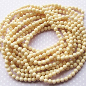 Czech Pressed Glass Round Beads, Druk, 5mm, 40 beads, Cream Luster