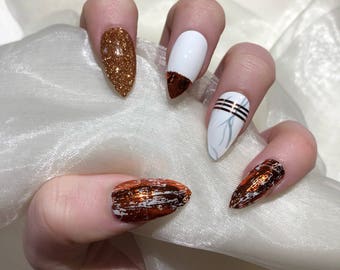 Kupfer und Marmor Stiletto falsche drücken Sie auf den Nägeln.