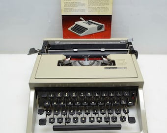Vintage 1968 Underwood Olivetti Lettera 31 'Dora' Portable Manual Typewriter in Excellent Working Condition, New Ribbon, Made in Italy, Tan