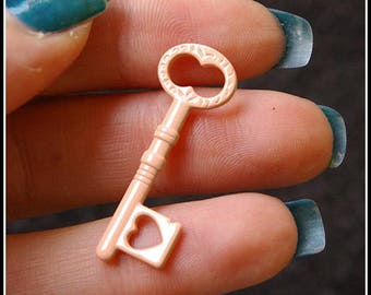 Metal color orange pale 3,4 x 1 heart key charm