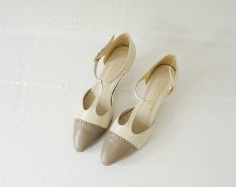 Vintage Daisy Two Tone Cream & Gray Leather T-Strap Sandals, Made in USA, Womens 6 1/2 - 7 / ITEM183