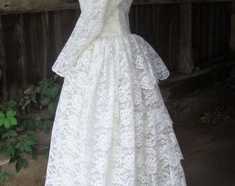 SALE! Vintage 1950's Lace and Tulle Full Skirt Ruffled Back Wedding Dress * XS