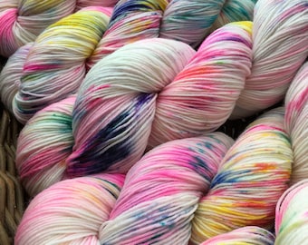 Choufunga / Mad Tea Party / hand painted yarn / hand dyed superwash merino sock wool / speckled yarn / indie dyer / alice in wonderland