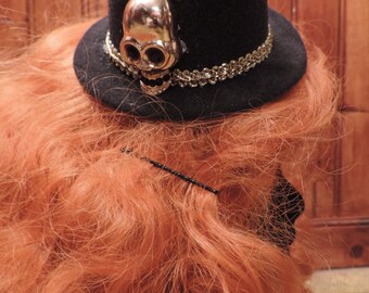 Mini hat with a golden skull