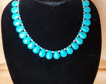 Turquoise-colored howlite and silverplate necklace (18")