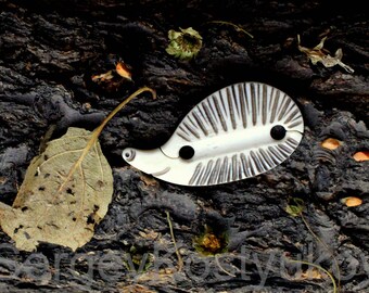Tatting shuttle Hedgehog - Bone carving Frivolite shuttle - Hand carved bone tatting shuttle - Bone hedgehog - Hedgehog