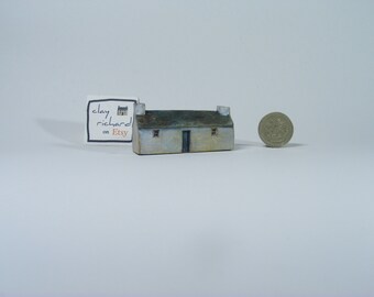 Bwthtyn Hir Bach Cymreig Serameg - Ceramic Little Welsh Long Cottage. W11
